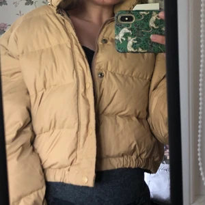 Dunjacka  - Supersnygg croppad dunjacka! Köpt vintage. Passar s/m! Köparen står för frakten 