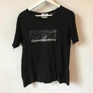Svart T-shirt med tryck, ”Awkward Silence”, M - Grym tisha med tryck och texten ”Awkward Silence” från Cheap Monday. Storlek M men jag har haft den som oversize XS, eller S. Är litet dammig och skrynklig men fixas såklart inför sälj! Jättefint skick. 100% bomull, så otroligt mjuk och skön. Kan mötas i Stockholm eller skicka mot fraktkostnad! ✨🌸✨