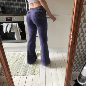 Juicy couture low waisted mjukisbyxor - Säljer mina juicy couture byxor i strl S men kan anpassas för xs då snörena går att dra ihop! De är lite slitna men otroligt sköna och trendiga.