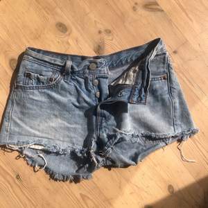 Ljusa, vintage Levis shorts strl W24.                        ⭐️Betalning sker via Swish⭐️ ⭐️Allting tvättas såklart innan det skickas⭐️ 