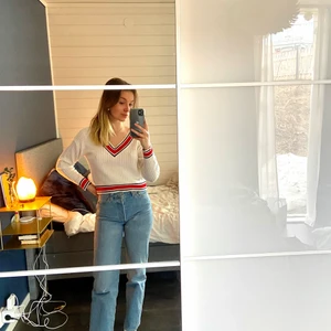 Stickad tröja - Hej! Säljer en super fin stickad tröja, ganska tunn så perfekt nu till sommaren. Säljes då den mest vart liggandes i min garderob, så i bra skick. Tveka inte på att fråga om du funderar på något. Samfraktar gärna om du är intresserad av fler plagg från mig🌸☺️