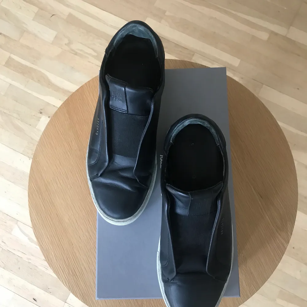 Säljer dessa skit snygga skorna från Arigato i strl 40. De är i modellen clean 360 laseless. Inköpta för ungefär ett år sedan men inte speciellt använda så är i väldigt bra skick! Köparen står för frakt💕💕. Skor.