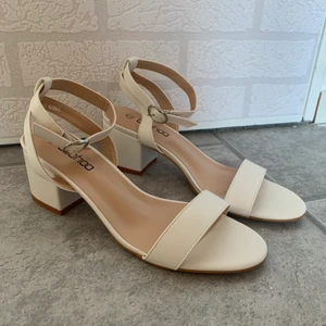 Klackar från Boohoo  - Aldrig använda. Passar jättebra till sommaren och skolavslutningen. Nypris 324kr