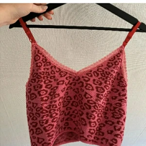 Cool topp - Super söt och bekväm topp med stretchigt material. Lite yk2 vibes. Använd använt den så i jättebra skick! Plagget är i storlek M. Kan oxå skickas i posten. Hör av dig om det är något♡