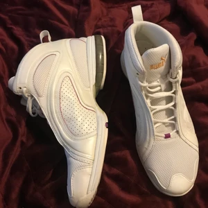 fräsha vintage pumaskor med lila detaljer☮️☮️ - jättebra skick, säljer för dem är för stora✨ skrivom du undrar nåt oxh pris är självklart alltid diskuterbart💖💖💖