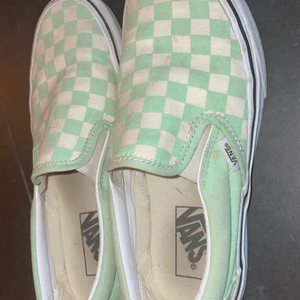 mint gröna Vans skor - Mintgröna Vans med lite fläckar på, kan gå ned i pris och dom går att tvättas. Köparen står för frakt 