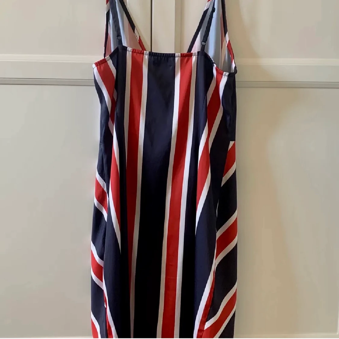 Sommarklänning med slits, i satinliknande material💙 - 91