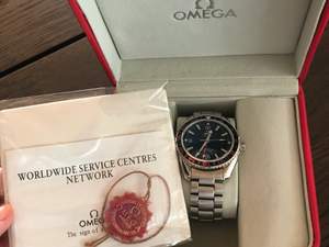 Säljer en helt ny Omega klocka(replika) skriv för mer bilder. Endast seriösa köpare!spårbar frakt ingår i priset 