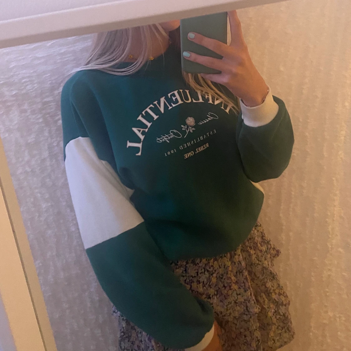 Grön /vit  sweatshirt från pullnbear 