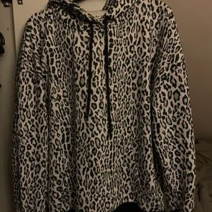 NA-KD hoddie  - Jätte fin hoddie från NA-KD. Lite nopprig men syns inte. Strl xs men är oversize på mig som bär M. Pris går att diskutera 