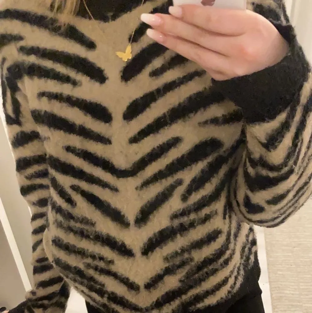 En stickad leopard tröja från nakd som sitter oversized på mig då den är i storlek M den är väldigt mjuk i materialet, kan tänka mig billigare pris vid snabb affär . Tröjor & Koftor.
