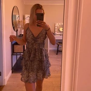 Klänning - Zebra klänning från Gina, storlek 36