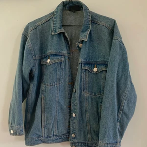 Denim jacka - Snygg denim jacka i blått! Egentligen i storleken XS men mycket oversized i modellen. Lite solblekt annars i perfekt skick🌟