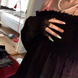 Volangblus - Säljer denna söta volangblusen i mesh från Gina i strl 34💕 NYSKICK!!