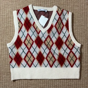 Stickad väst från Zara  - En fin cropped sweater vest från zara. Aldrig använd. Storlek small. 