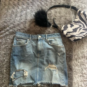 Jeanskjol från ginatricot  - Jeanskjol använd fåtal gånger. Perfekt till sommaren