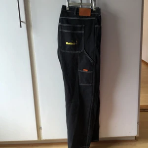 Butter goods s32 overdye work pant  - Ett par nästintill oanvända jeans. 86 i midjan och 105 längd. Skön design med butter goods logo på bakficka. 