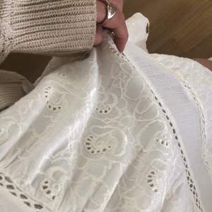 Super söt vit klänning med superfint material med fina detaljer. Säljer pga använder ej. Passar xs och mig som har S💞🥰