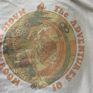 THE ADVENTURES OF THE MAGIC MUSHROOM - En väldigt älskad tröja köpt i Amsterdam, som tyvärr ska säljas. Den är inte använd utan har varit inramad som ett konstverk. Tvättad en gång inför denna försäljning. Annars nyskick.