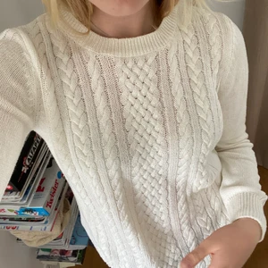 Stickad tunn tröja  - Tunt stickad tröja i en cremevit färg, sparsamt använd!🤍✨