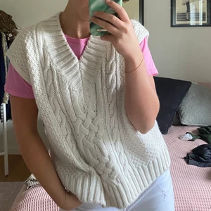Beige/vit VÄST - Väst ifrån H&M. Bra skick. Storlek S. Pris: 100kr