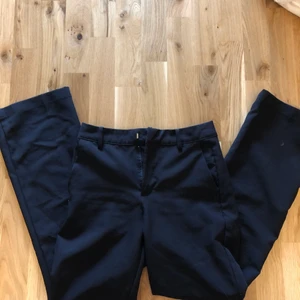 Svarta raka kostymbyxor - Svarta raka kostymbyxor från bikbok storlek 34. Buda gärna! Köparen står för frakt