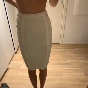 Vit kjol - Tight kjol i stretch material. Prislappen kvar - helt oanvänd! Inköp på Nelly.