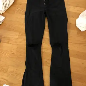 Svarta bootcut jeans från Gina, storlek M men passar 34/36 väldigt bra. Klippt egna hål. För mer info osv kontakta mig på dm.