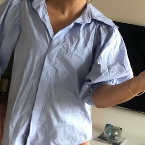 Supersöt ljusblå blus - Supersöt ljusblå blus från cocouture(den är ostruken på bilderna hehe) endast använd 2 gånger och i jättefint skick!! Så söt nu till sommaren! Passar en S/M