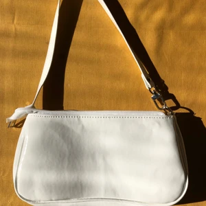 Vit liten väska - Från shein, aldrig använd! Glansigt material. Köpare står för frakt!💕