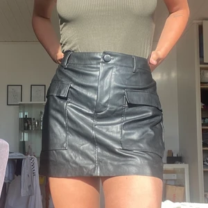 Svart skinnkjol från Zara - Svart mjuk faux skinnkjol från zara, storlek 40