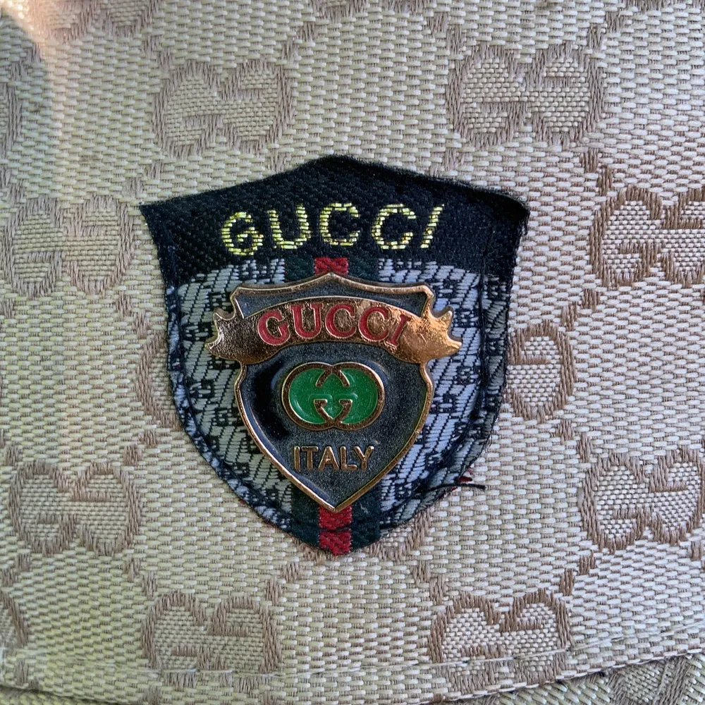 Gucci keps som kommer kosta minst 2500 men ni kan lägga bud i kommentarerna . Övrigt.