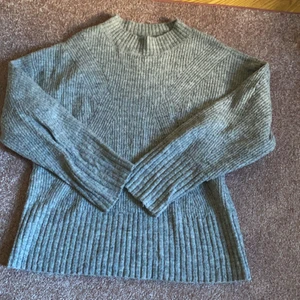 Grå stickad Lindex tröja.💗 - En grå stickad Lindex tröja. Är inte stickig men är dock lite ruffsig så som stickade tröjor är. Storlek 134/140. Köpare står för frakt 💗