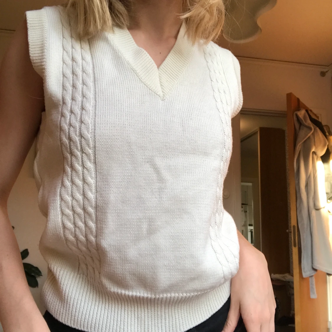 Vit stickad väst i bra skick - 90
