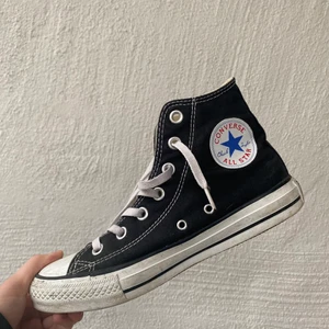 Converse stl 38 - Converseskor i storlek 38 (står men’s 5/wo’s 6,5 i men är som storlek 38). Köpta på plick men knappt använda sen dess. I använt men bra skick! Frakt tillkommer 💓