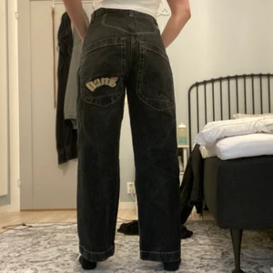 jnco jeans - coola jeans från jnco som jag köpte för $120 plus 400kr frakt och 200kr tull :’) de är i storlek w30 och längd 32, både kill och tjejmodell, såhär sitter de på mig som är 174cm och bär storlek w28 💕