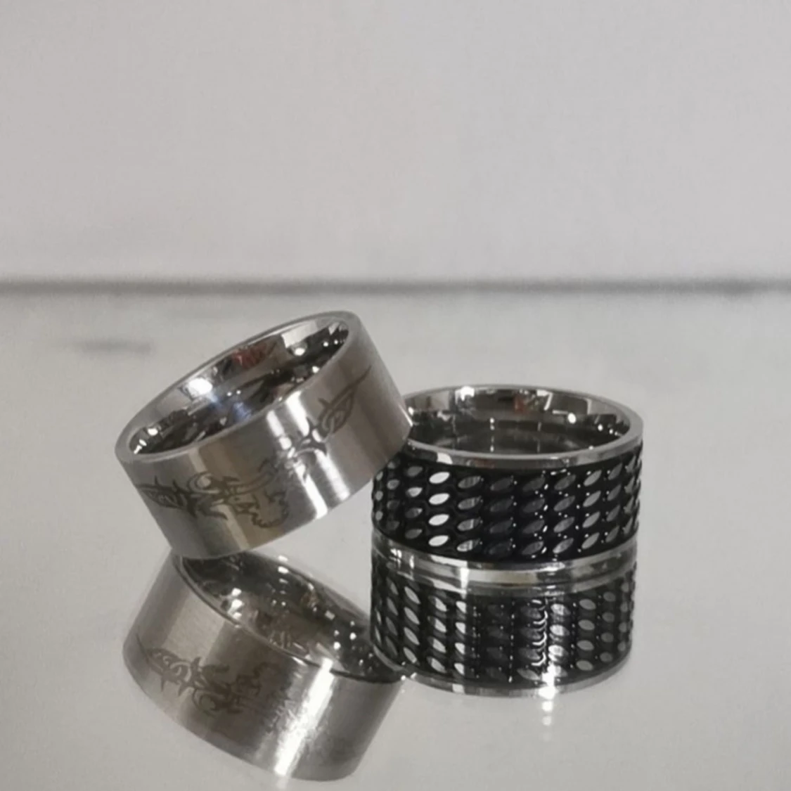 Silvriga ringar med olika mönster