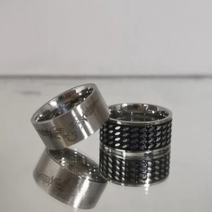 Silvriga ringar med olika mönster  - ❗NR 1 ÄR SÅLD❗25kr/st (kan postas) (skriv i dm för mer info) 