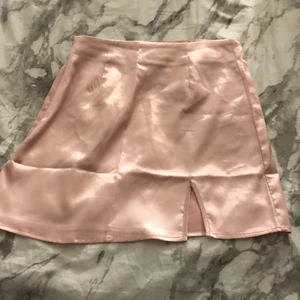 Rosa kjol, köptes från shein, storlek: XS - Rosa kjol från shein, använd 2 gånger. Säljer pga att den var lite stor för mig. Väldigt fin o skönt material. 