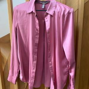 Säljer den rosa fina silkesskjortan används cirka 2 gånger💕