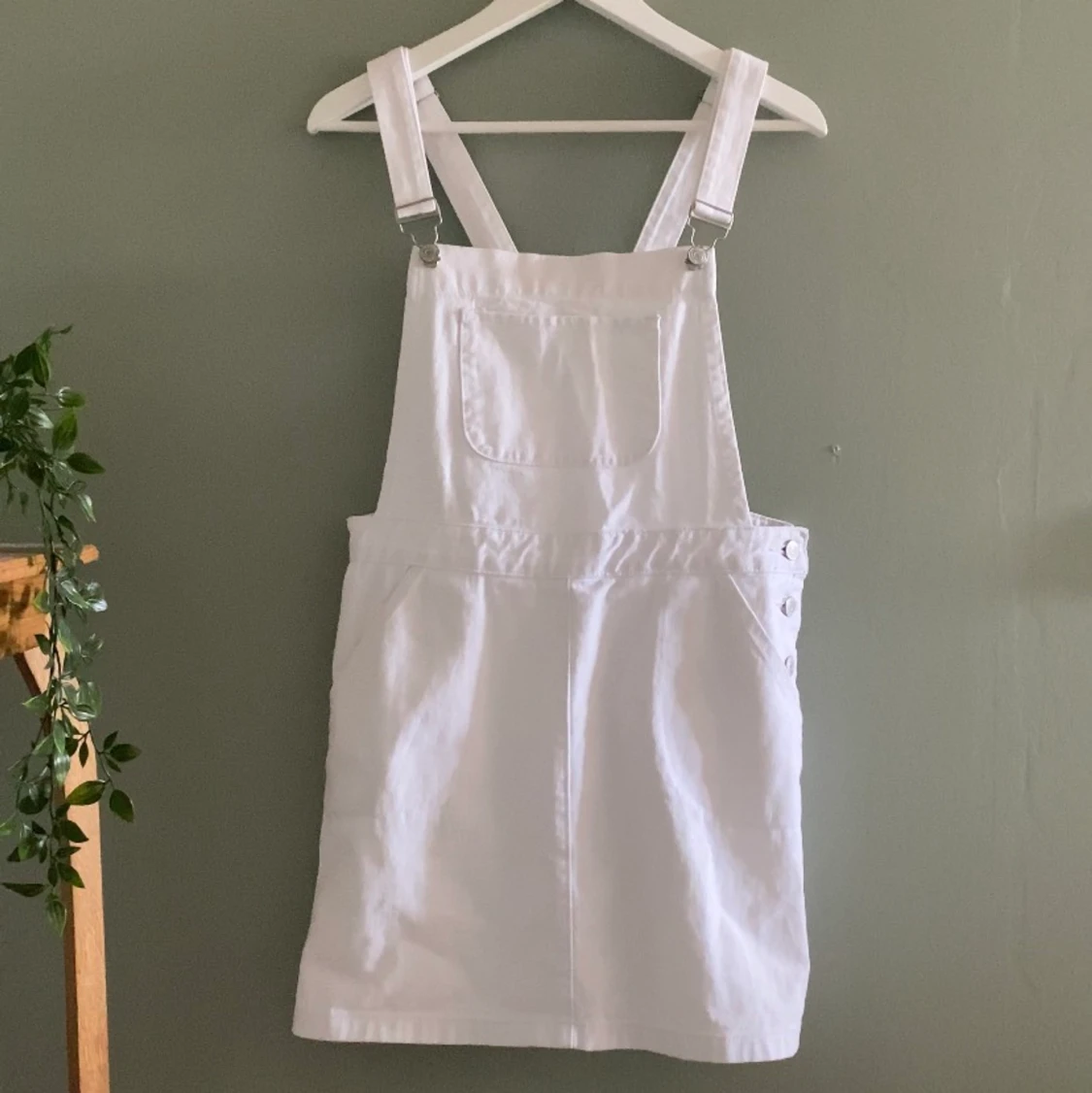 Vit jeansklänning med silvriga spännen 