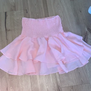 Rosa kjol - Det är en rosa Kjol, den är 5 månader gammal