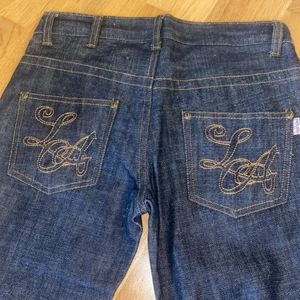 Ett par lågmidjade vintage jeans - Jag säljer ett par jeans. De är lågmidjade och är vintage. Färgen är mörkblå. Nästan svarta och jag säljer de eftersom de ej passade mig. Skriv i dm för mer info eller bestämma vilket pris som passar. Betala med swish