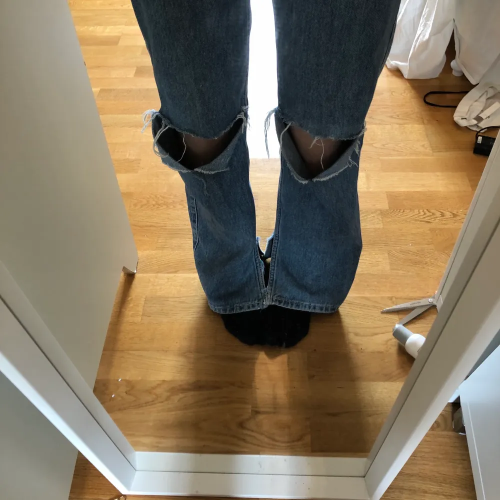 Fina weekday jeans i modellen row storlek 25/30! Klippt egna hål och jack längst ner, därav priset🙌🏼 Så himla sköna och najs men har ingen användning för dem längre💗. Jeans & Byxor.