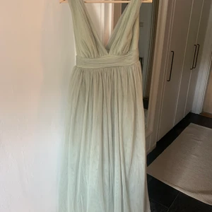 Balklänning  - Säljer min jättefina balklänning. Bara använd engång och säljer på grund av att jag inte tror att jag kommer ha användning för den igen. Jättehärlig färg och fin rosett i ryggen💓💓nypris 850kr