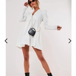 Vit klänning Missguided - Superfin klänning från Missguided, perfekt till sommaren, student, skolavslutning, mm. Helt oanvänd, säljes pga fel storlek. Buda gärna, öka med minst 15kr