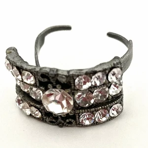 Ring swarowskikristaller  - Ställbar ring med glittrande swarowskikristaller, material okänt , någon metall . Nickelfri . Väldigt snygg på. Köpt från ZR . Toppskick