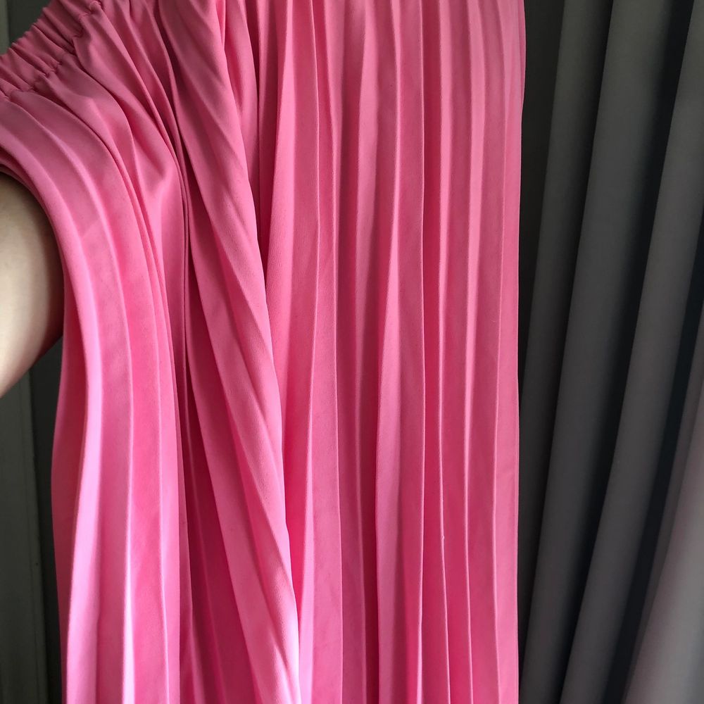 Rosa plisserad kjol - Gina Tricot | Plick Second Hand