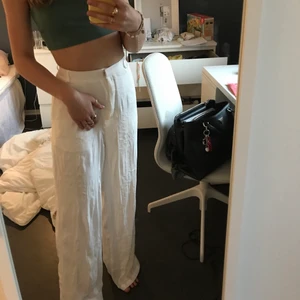 ”Linne”byxor - Helt nya, inte genomskinliga. Liknar linnebyxor å sitter asbra, de är även långa i benen. Obs, materialet är inte av linne.