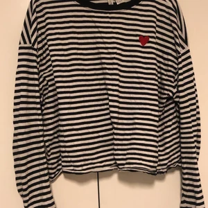 Tröja  - Randig tröja med broderi hjärta går att ha under en t-shirt eller bara som den är 